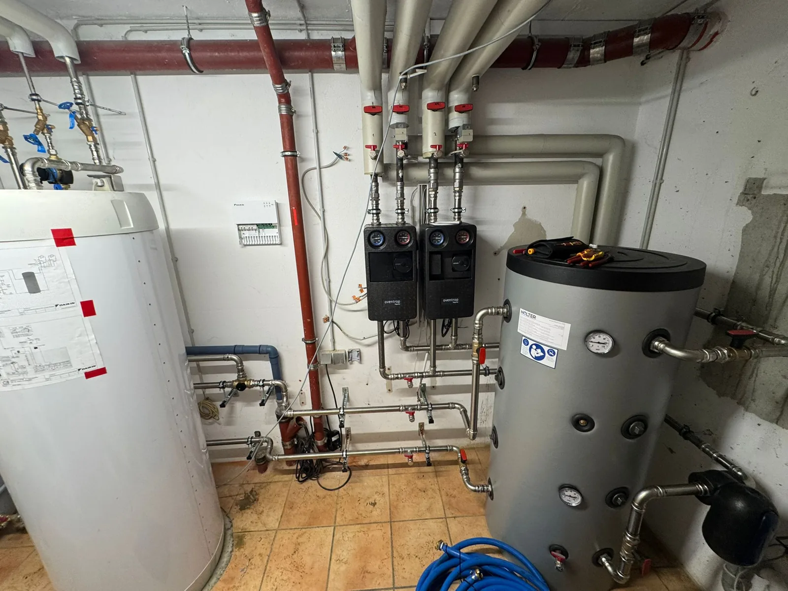 Buffer and cylinder tanks with twin pump groups