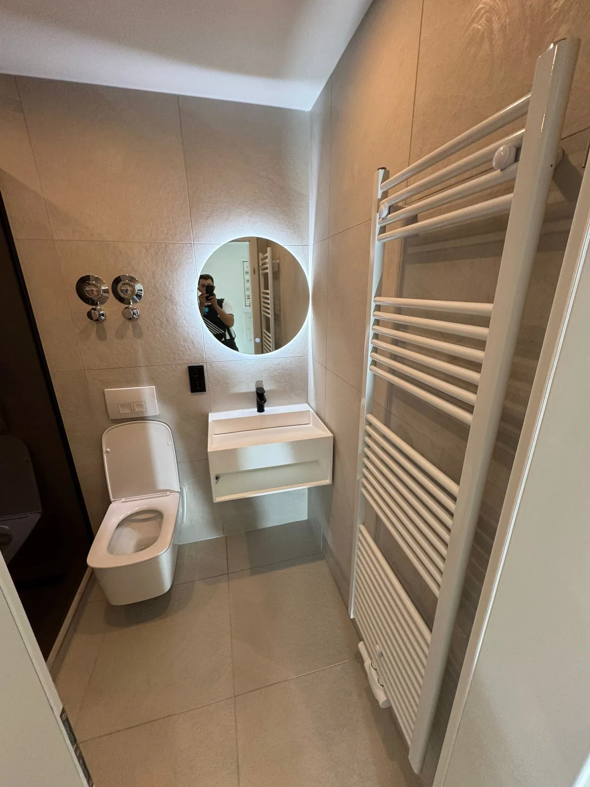 Compact renovated bathroom with WC and vanity