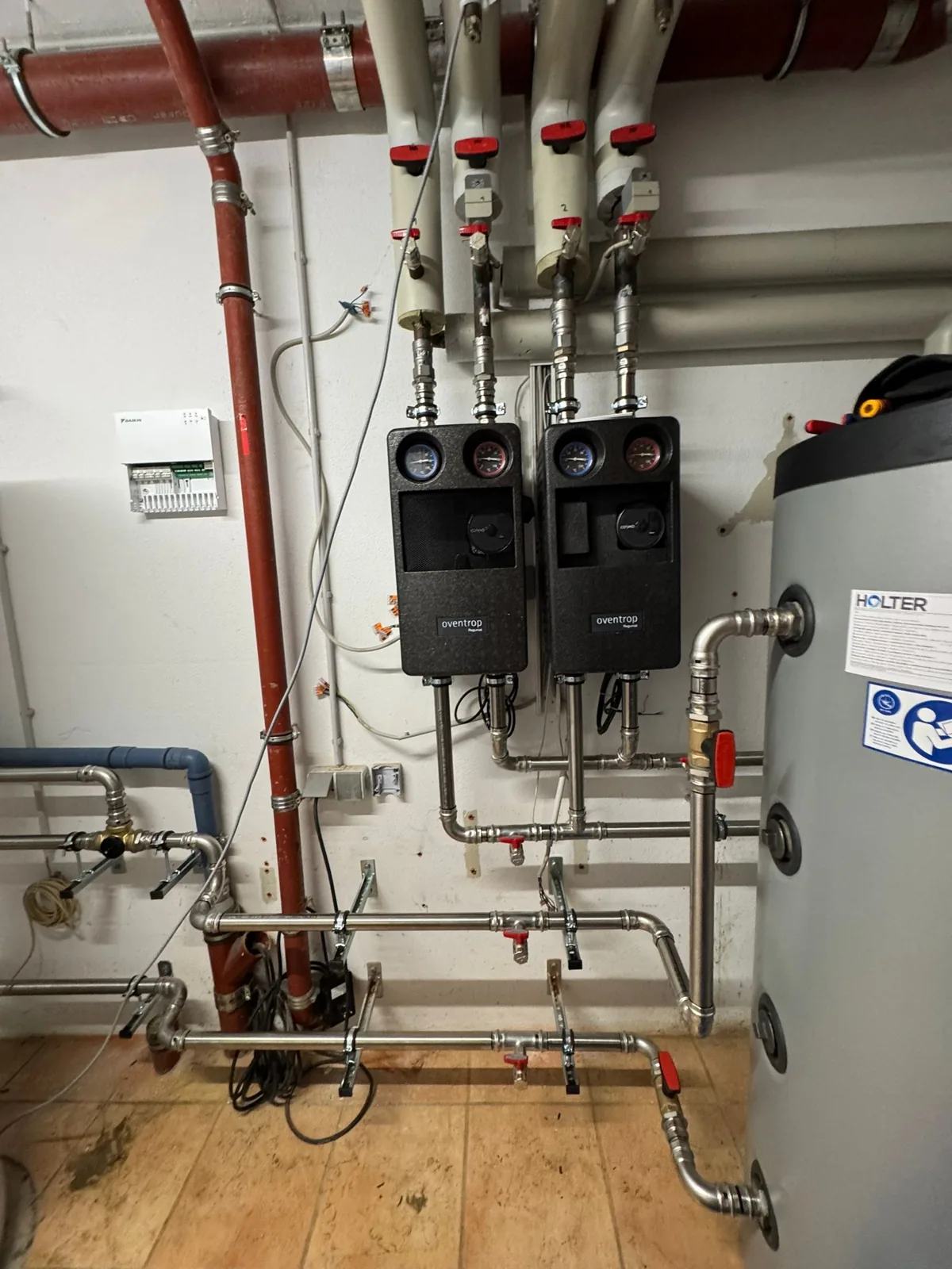 Heating manifold and pump group neatly installed