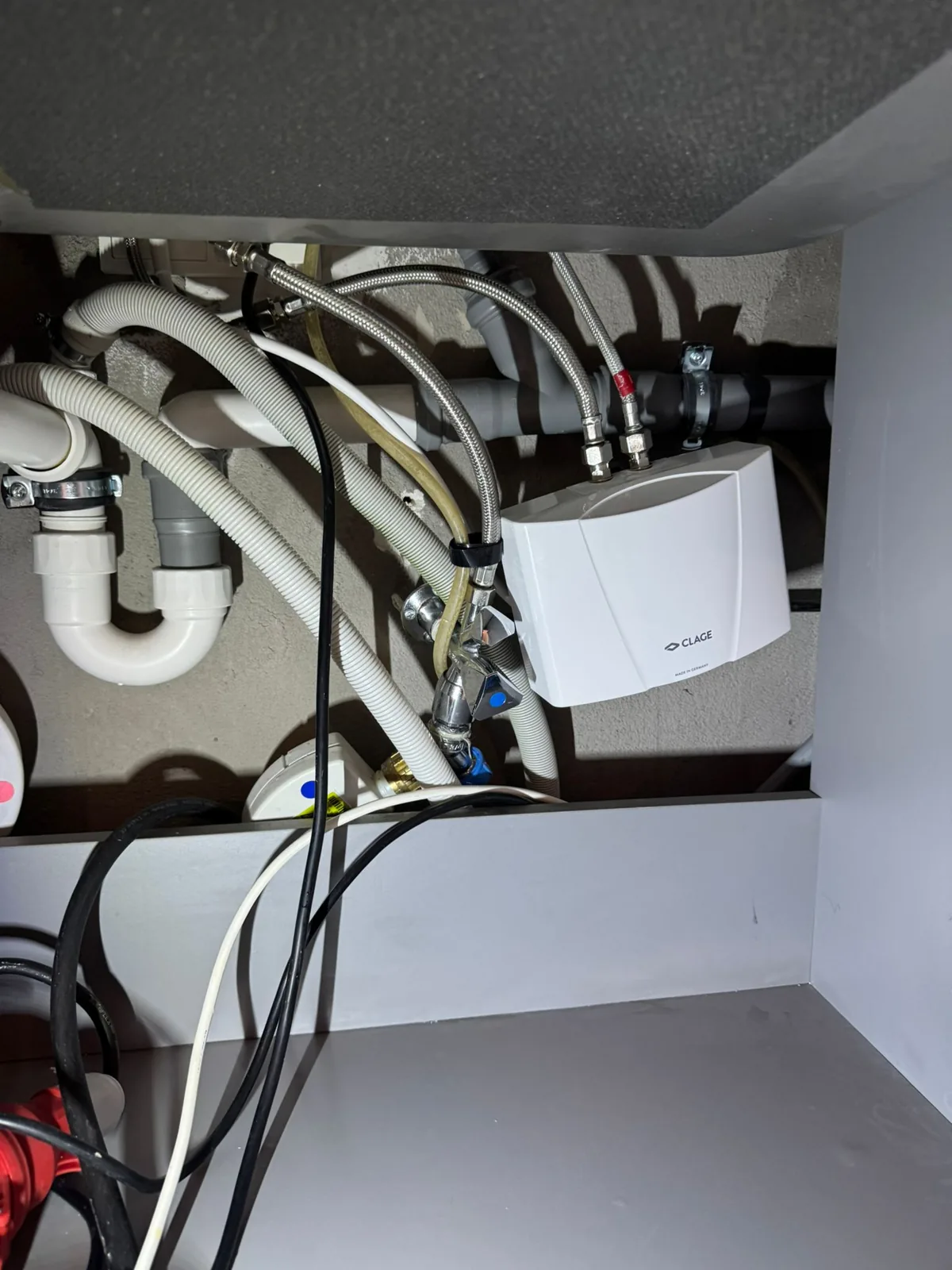 Compact instant water heater fitted under a sink